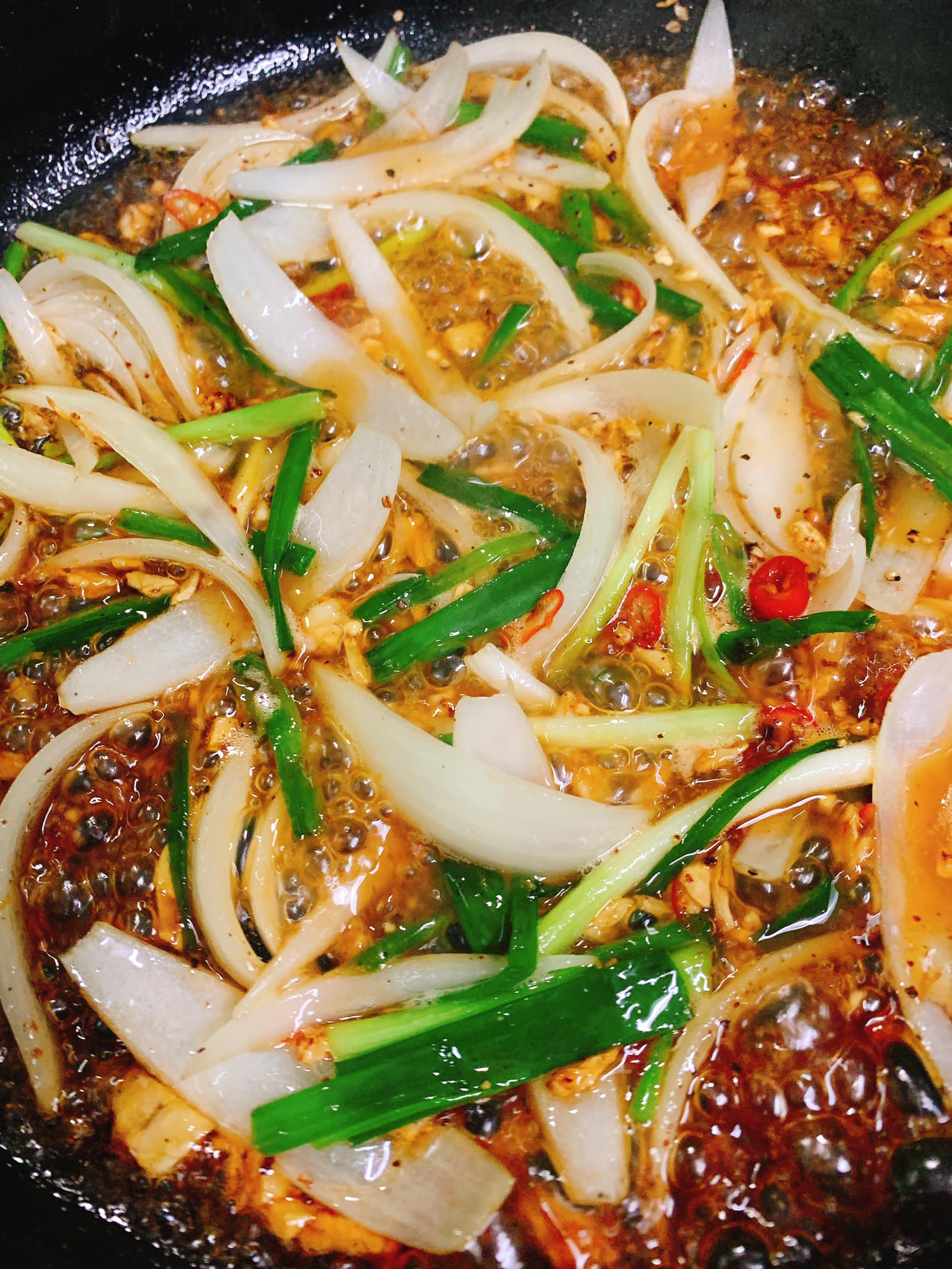 Nấu nước xốt của món mực chiên nước mắm